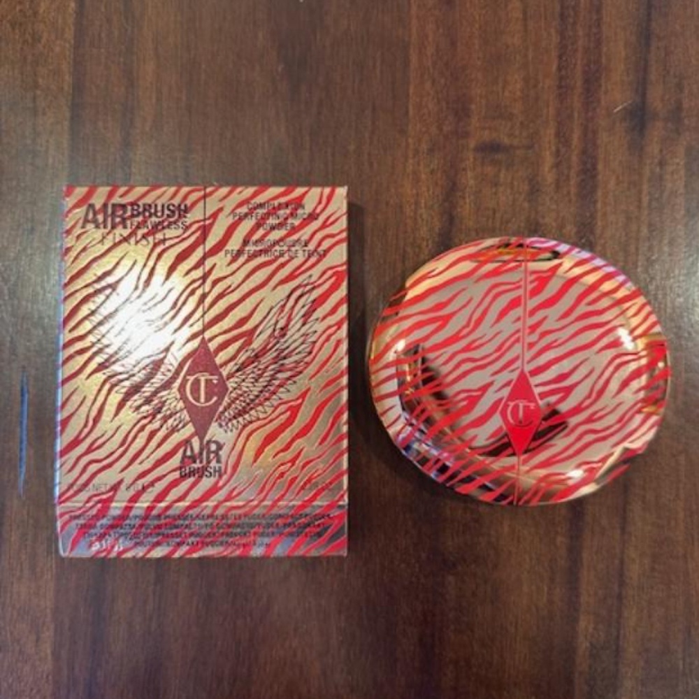 Charlotte Tilbury Air Brush Flawless Finish Pressed Powder LE Compact